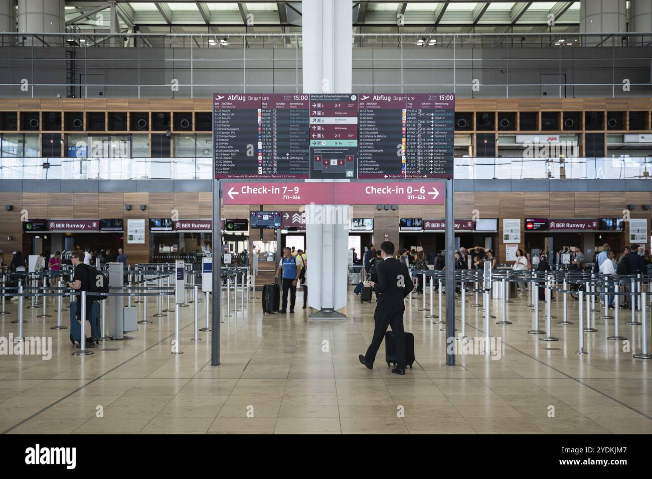 04.06.2023, Berlino, Germania, Europa, una foto interna mostra i viaggiatori aerei al Terminal 1 dell'Aeroporto Internazionale di Berlino-Brandeburgo BER, Europa Foto Stock