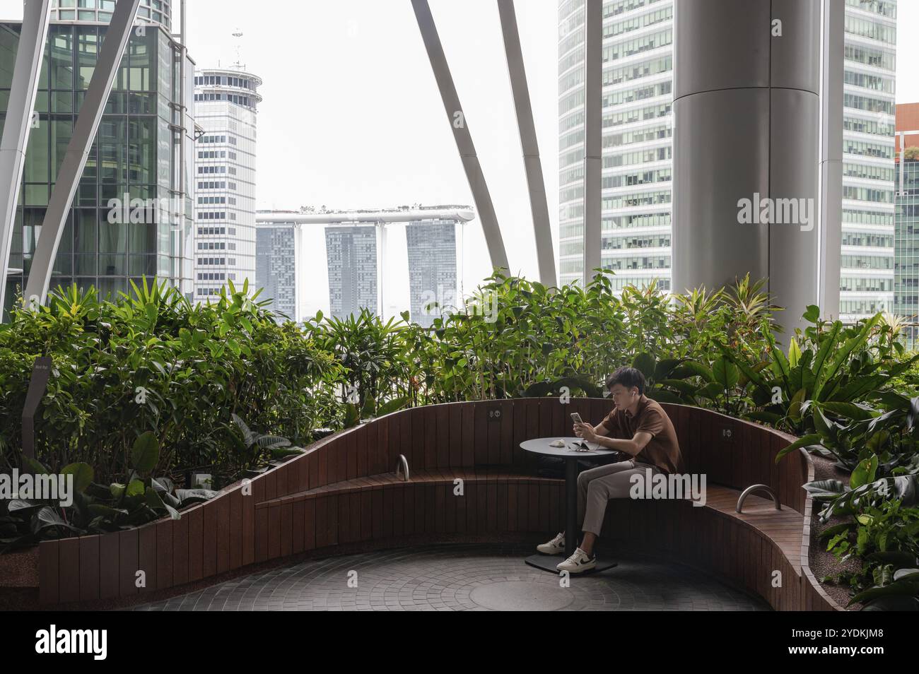 01.08.2023, Singapore, Repubblica di Singapore, Asia, Un visitatore su uno dei quattro livelli del giardino verticale Green Oasis nel nuovo Skyscra CapitaSpring Foto Stock