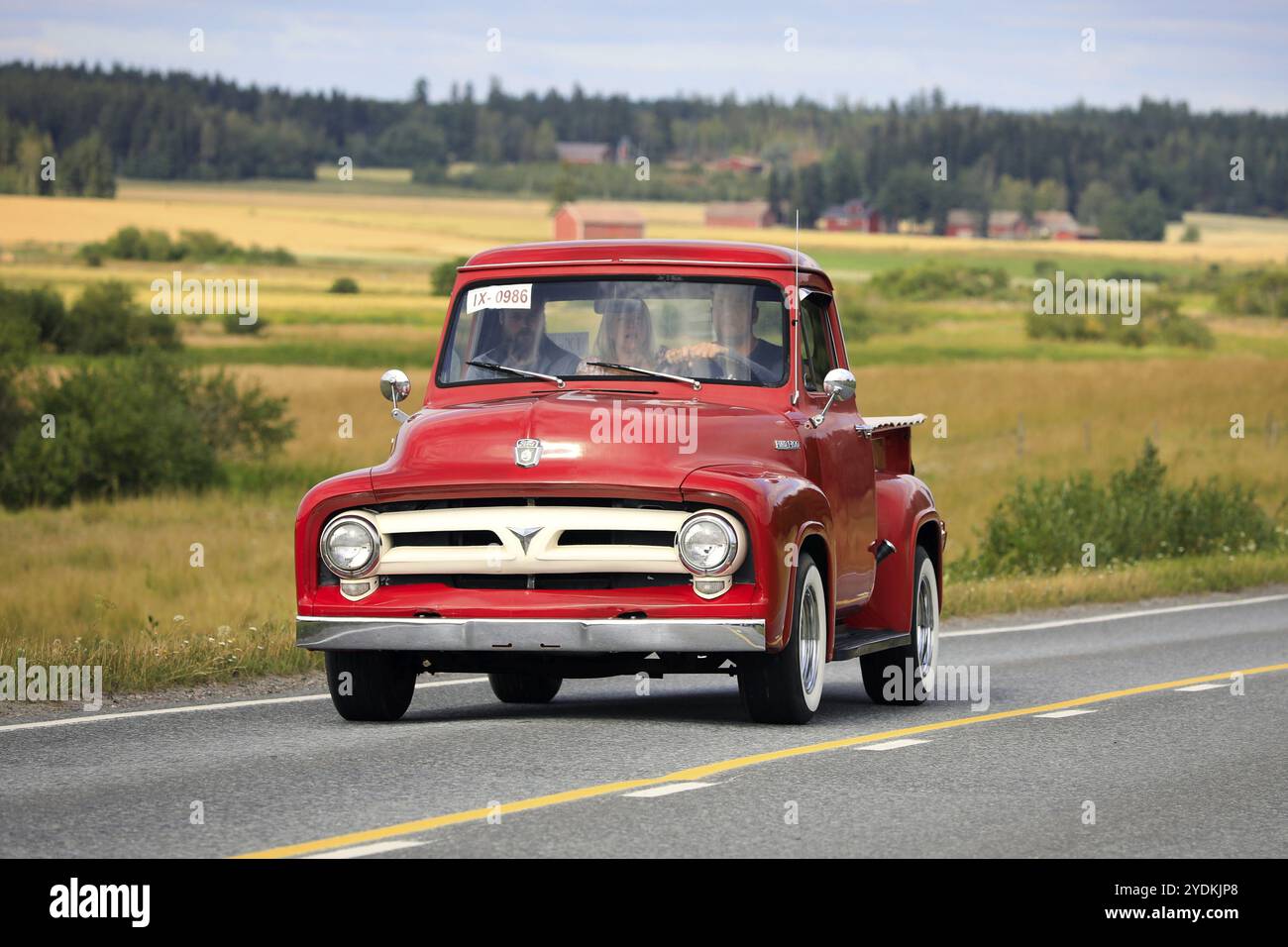 Guida un pick-up rosso Ford F100, dall'inizio alla metà degli anni '1950, crociera Maisemaruise 2019. Vaulammi, Finlandia. 3 agosto 2019 Foto Stock