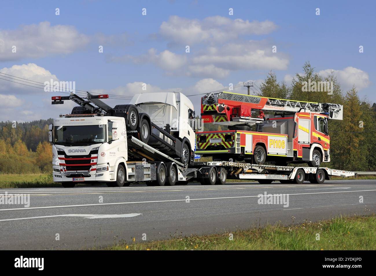La nuova generazione di veicoli Scania G di Scancargo Oy trasporta due nuovi camion, uno dei quali è un camion dei vigili del fuoco a forssa, in Finlandia. 2 ottobre 2020 Foto Stock
