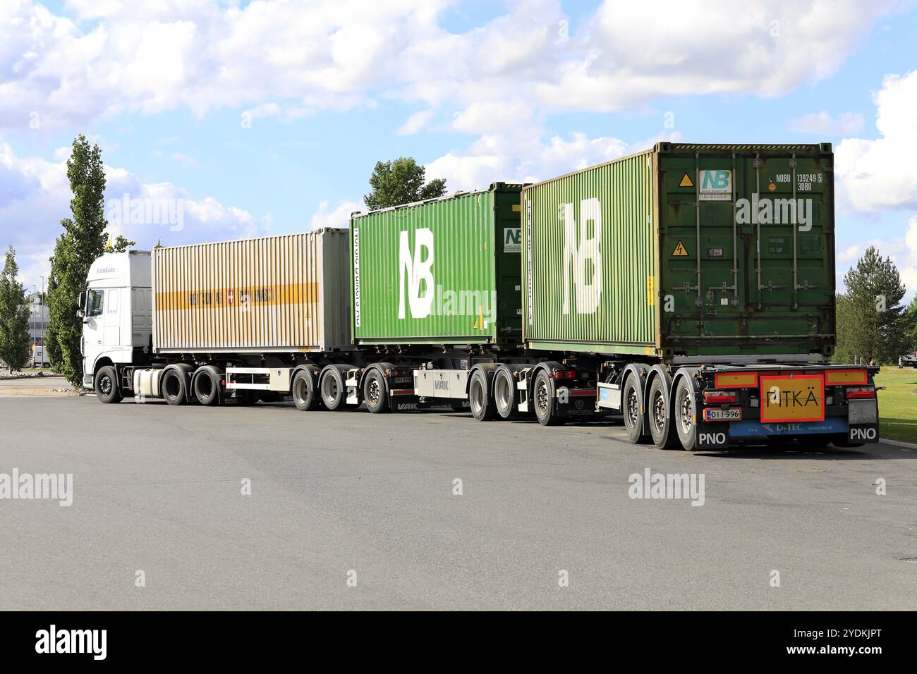 Veicolo DAF bianco pronto per il trasporto lungo di tre container marittimi, treno stradale, vista posteriore. Forte, Finlandia. 28 agosto 2020 Foto Stock