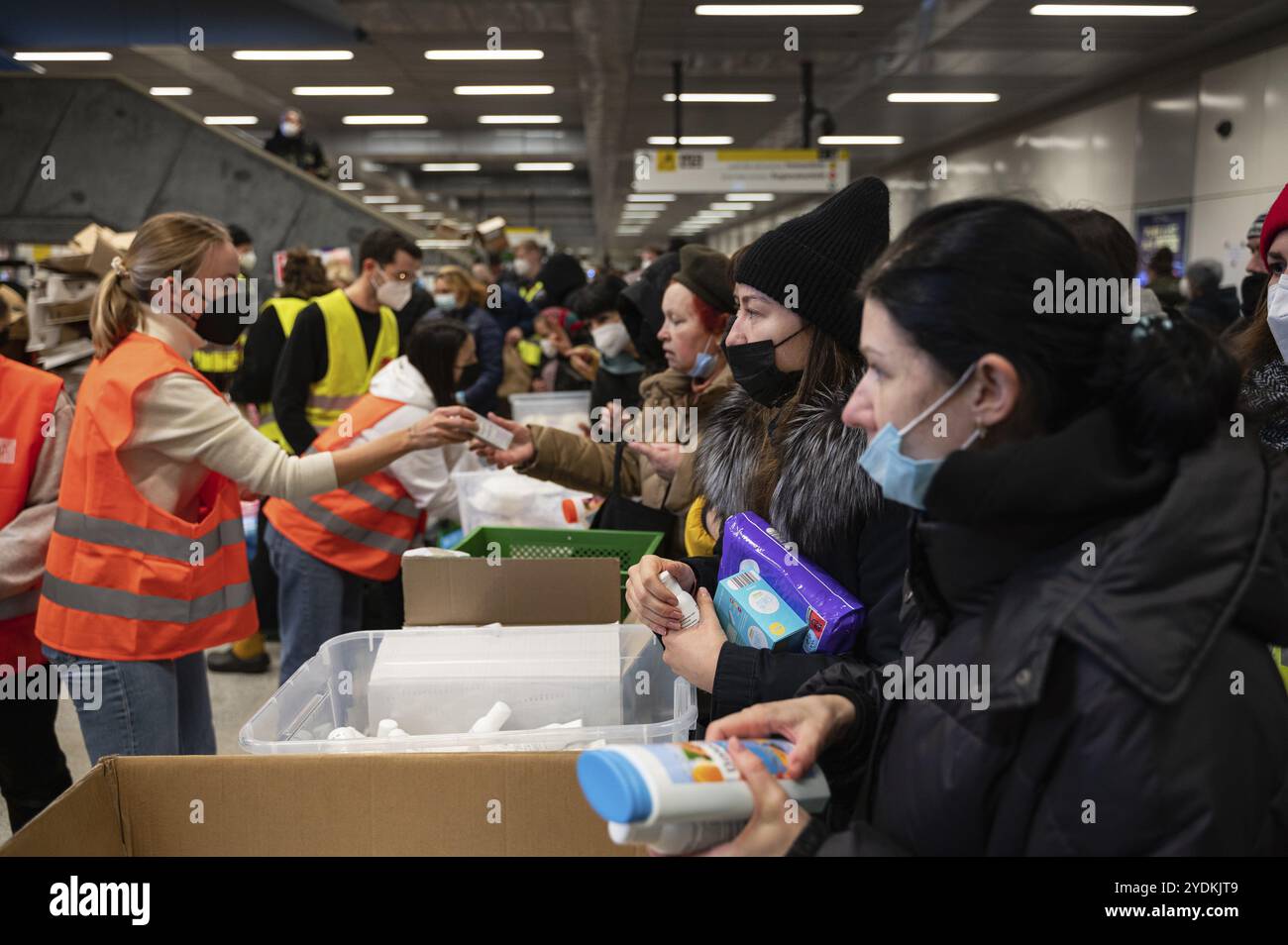 10.03.2022, Berlino, Germania, Europa, punto d'incontro per i rifugiati di guerra dall'Ucraina dopo il loro arrivo alla stazione centrale di Berlino, in fuga dalla guerra dal Foto Stock