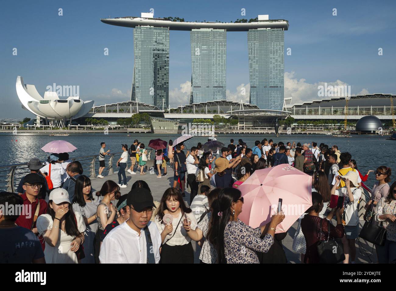 19.07.2019, Singapore, Repubblica di Singapore, Asia, turisti nel Merlion Park sulle rive del fiume Singapore con il Marina Bay Sands Hotel nel Foto Stock