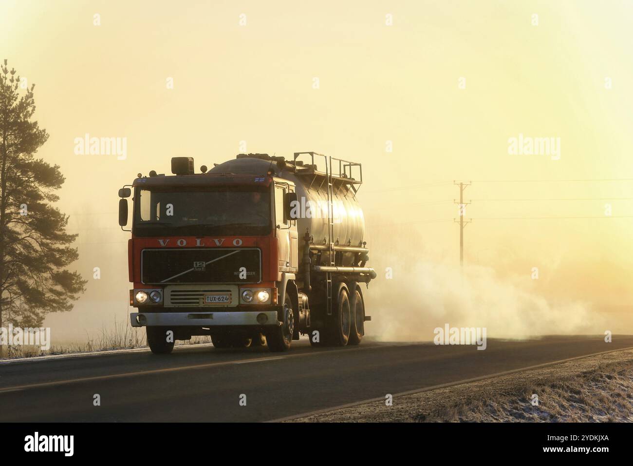 Classico Volvo F1225 carro armato di Kuljetusliike Hovi Ky per il trasporto di mangimi animali sulla strada in nebbia d'inverno crepuscolo. Salo, Finlandia. 6 gennaio 2017 Foto Stock