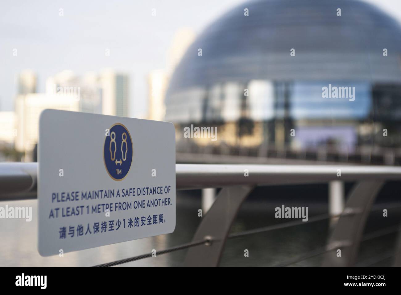 02.12.2020, Singapore, Repubblica di Singapore, Asia, Un cartello su una ringhiera sul lungomare di Marina Bay indica le regole di distanziamento sicuro e remin Foto Stock