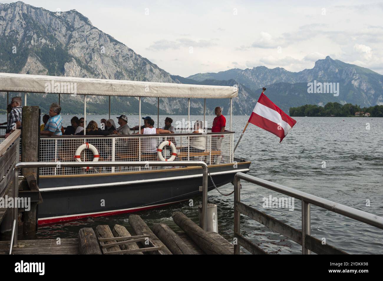 17.06.2019, Altmuenster, alta Austria, Austria, Europa, i turisti fanno una breve gita in barca sul lago Traun con il Traunstein sullo sfondo, EUR Foto Stock