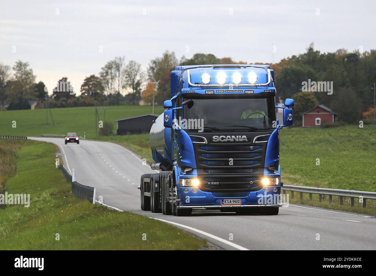 SALO, FINLANDIA, 24 SETTEMBRE 2016: Il carro armato blu Scania R580 con abbaglianti luminosi si sposta lungo la strada rurale vicino al tempo delle ore. La nuova gamma di veicoli Scania con Foto Stock