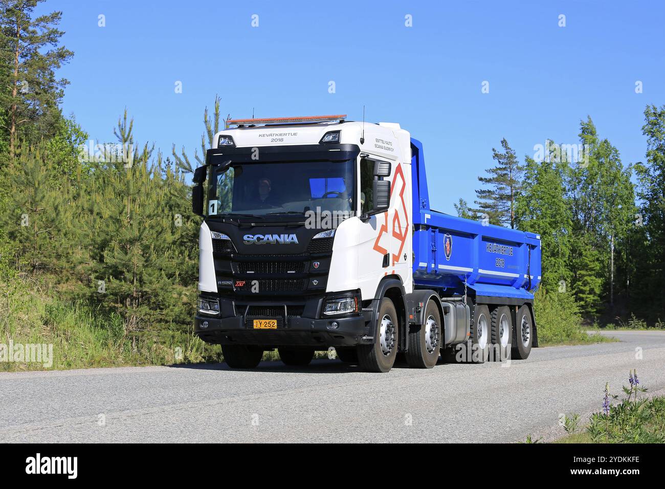 Veicolo ribaltabile Scania R520 10X4 XT di nuova generazione di colore bianco in prova su strada rurale in primavera durante lo Scania Tour 2018 a Lohja, Finlandia, 25 maggio 2018, E. Foto Stock