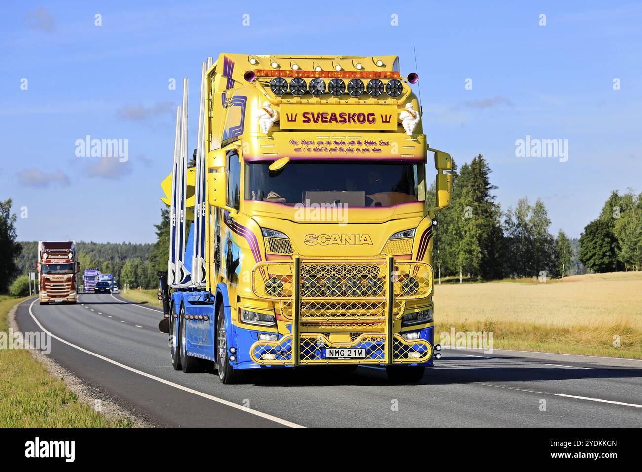 Veicolo per legno Scania R650 di colore giallo personalizzato anno 2021 di Swenke Transport in Truck Convoy per Power Truck Show. Urjala, Finlandia. 11 agosto 2022 Foto Stock