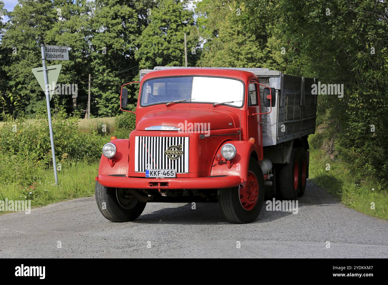 TENHOLA, FINLANDIA, 30 LUGLIO 2016: Il classico camion ribaltabile rosso Volvo N86 entra sulla strada principale in una splendida giornata estiva nel sud della Finlandia Foto Stock