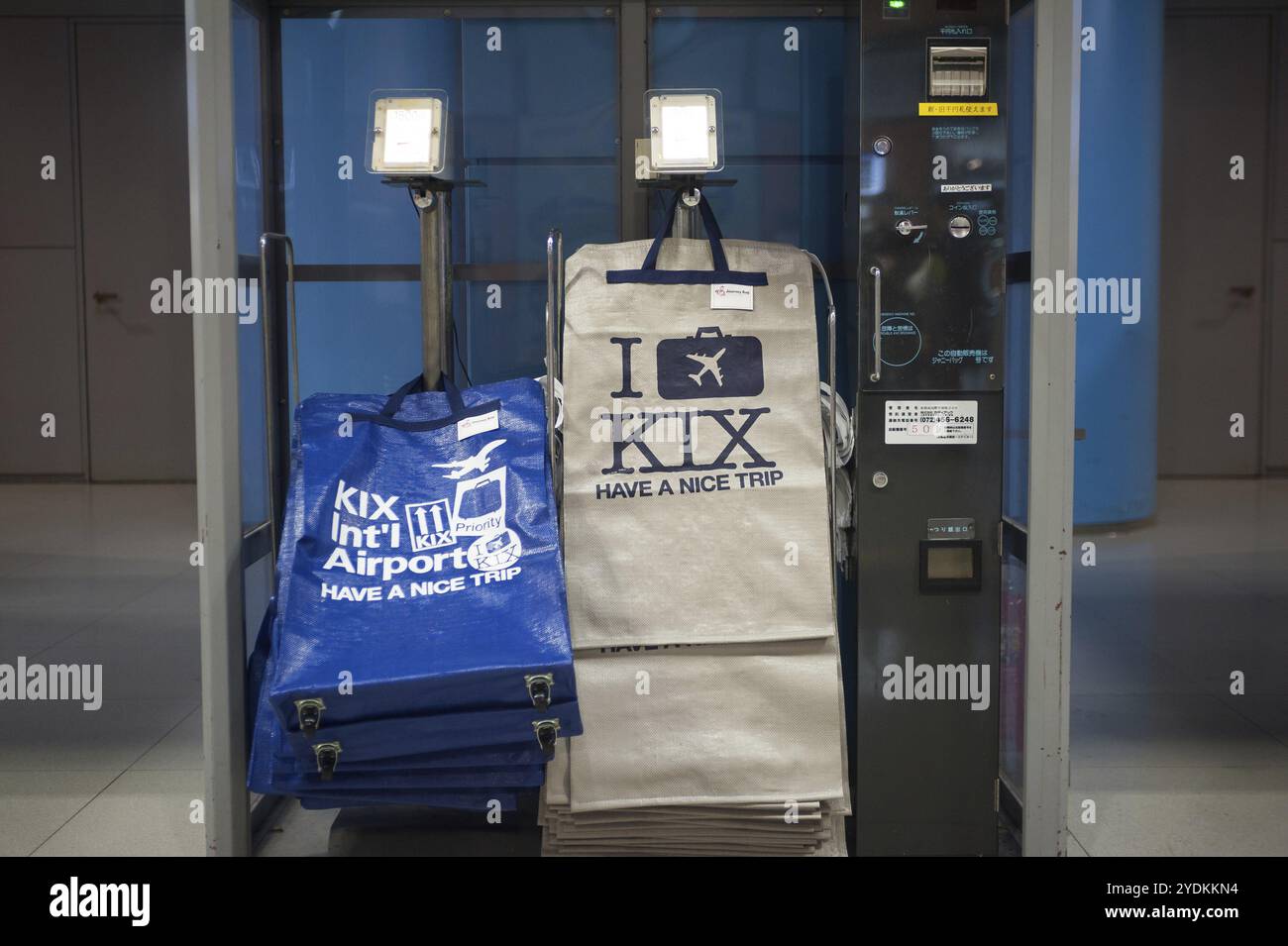 23.12.2017, Osaka, Giappone, Asia, distributore automatico di borse presso l'Aeroporto Internazionale di Kansai, Asia Foto Stock