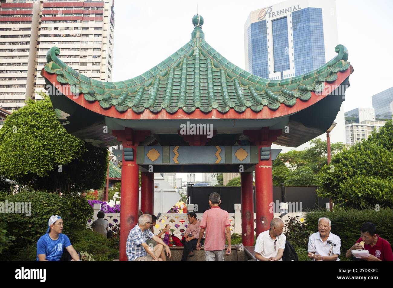 23.01.2020, Singapore, Repubblica di Singapore, Asia, le persone siedono in un piccolo parco pubblico sotto un tetto a forma di pagoda che si affaccia su New Bridge Road e EU To Foto Stock