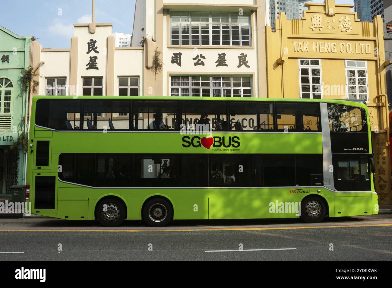 08.03.2019, Singapore, Repubblica di Singapore, Asia, Un autobus cittadino ferma ad una fermata dell'autobus sulla South Bridge Road nel centro della città, Asia Foto Stock