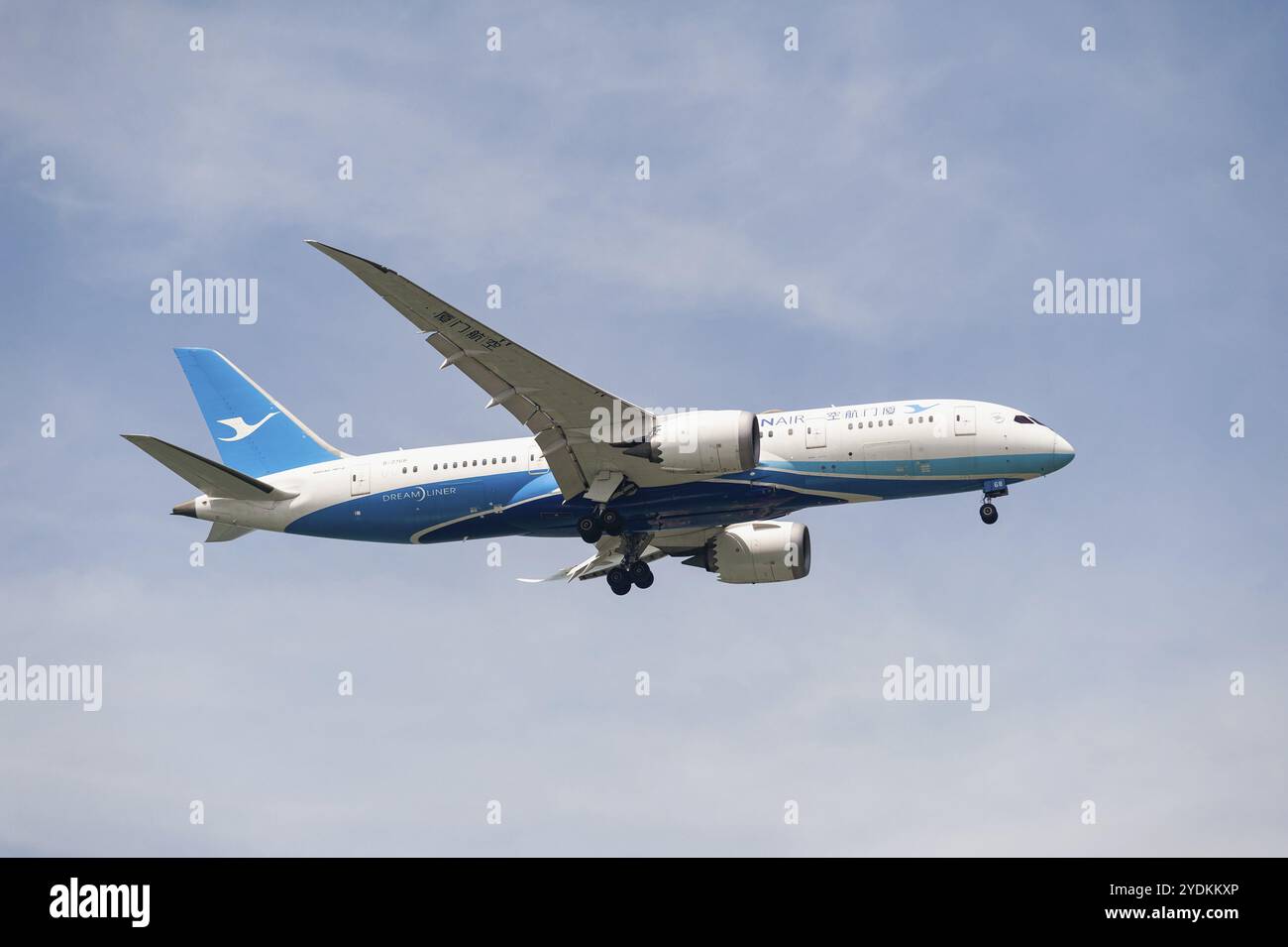 15.07.2023, Singapore, Repubblica di Singapore, Asia, Un aeromobile passeggeri della compagnia aerea cinese Xiamen Air del tipo Boeing 787-8 Dreamliner con Foto Stock