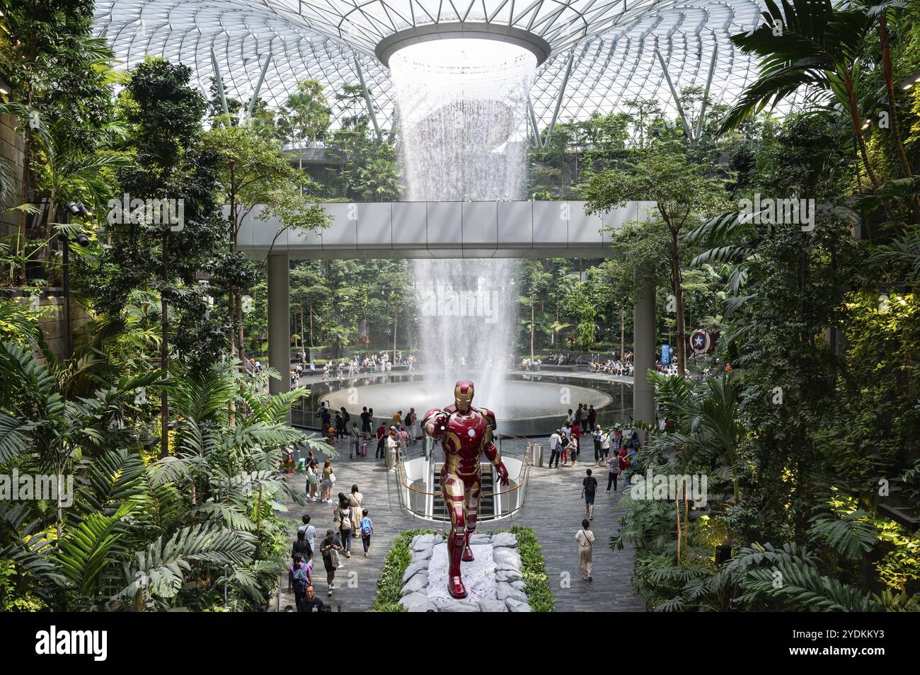 31.07.2023, Singapore, Repubblica di Singapore, Asia, visitatori e viaggiatori aerei nel giardino interno della Valle della Foresta di Shiseido con il vortice della pioggia Foto Stock