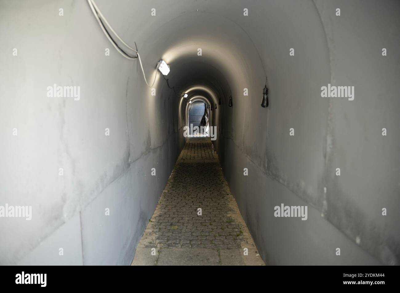 17.05.2024, Berlino, Germania, Europa, Una replica lunga 20 metri di un tunnel di Hamas sulla Bebelplatz a Berlin-Mitte è un ricordo simbolico di più di 1 Foto Stock