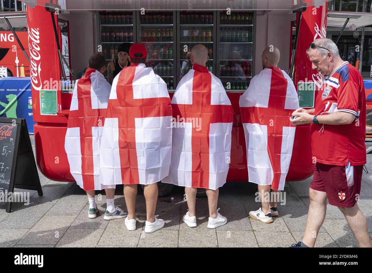 14.07.2024, Berlino, Germania, Europa, i tifosi della nazionale inglese di calcio con la bandiera nazionale inglese drappeggiata intorno a loro si riuniscono su Breitsc Foto Stock