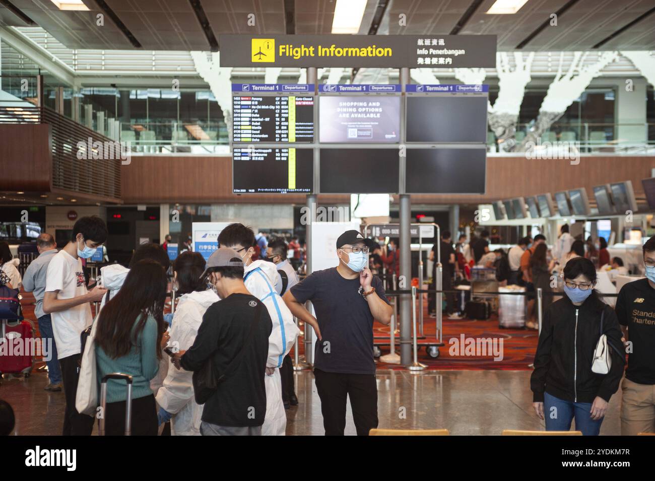 08.12.2020, Singapore, Repubblica di Singapore, Asia, in mezzo alla pandemia globale di coronavirus, i passeggeri dell'aeroporto internazionale di Changi aspettano fuori dal Foto Stock