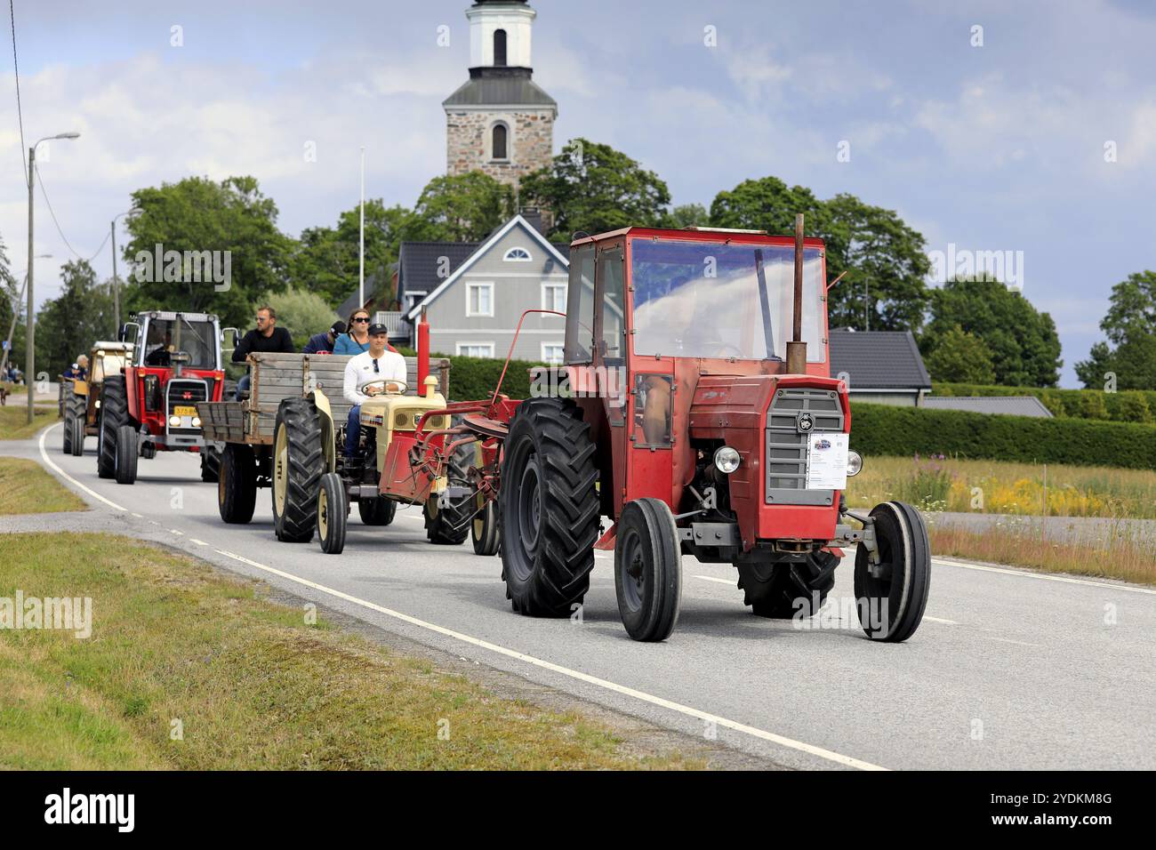 Kimito, Finlandia. 6 luglio 2019. Trattori classici, IMT 574 RED First, attrezzature agricole e persone che si divertono a guidare sul trattore Kimito Traktorkavalkad Foto Stock