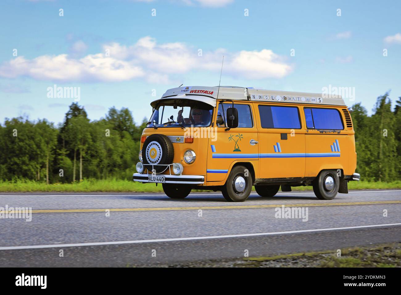 Classico camper giallo Volkswagen Westfalia ad alta velocità sull'autostrada 2 in una splendida giornata d'estate. Forte, Finlandia. 31 luglio 2020 Foto Stock