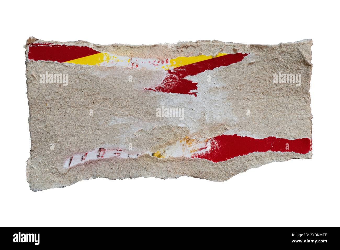 Scatola di carta da imballaggio danneggiata strappata su sfondo bianco con percorso di ritaglio Foto Stock