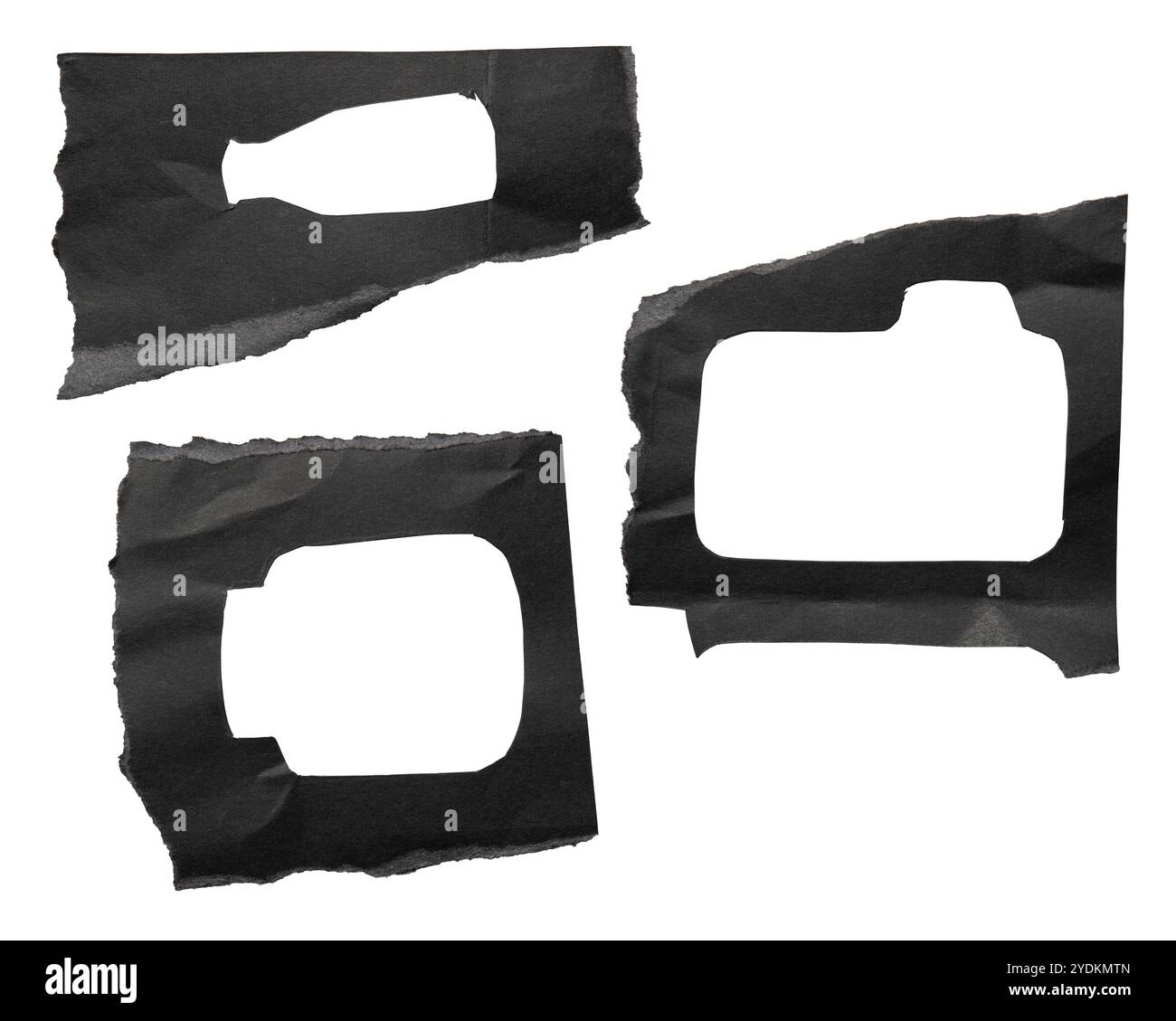 Carta nera strappata con forma astratta incisa su sfondo bianco con percorso di ritaglio Foto Stock