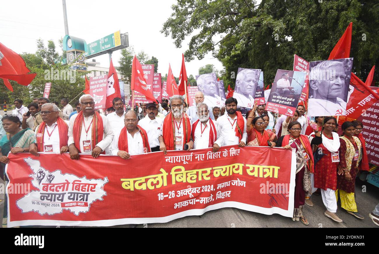 Patna, India. 26 ottobre 2024. Patna, Bihar, India -Oct .26, 2024:CPI-ML segretario generale Dipankar Bhattacharya con compagni di partito durante 'Badlo Bihar Nyay Yatra' il 26 2024 ottobre a Patna, India. (Foto di Santosh Kumar/Hindustan Times/Sipa USA ) credito: SIPA USA/Alamy Live News Foto Stock