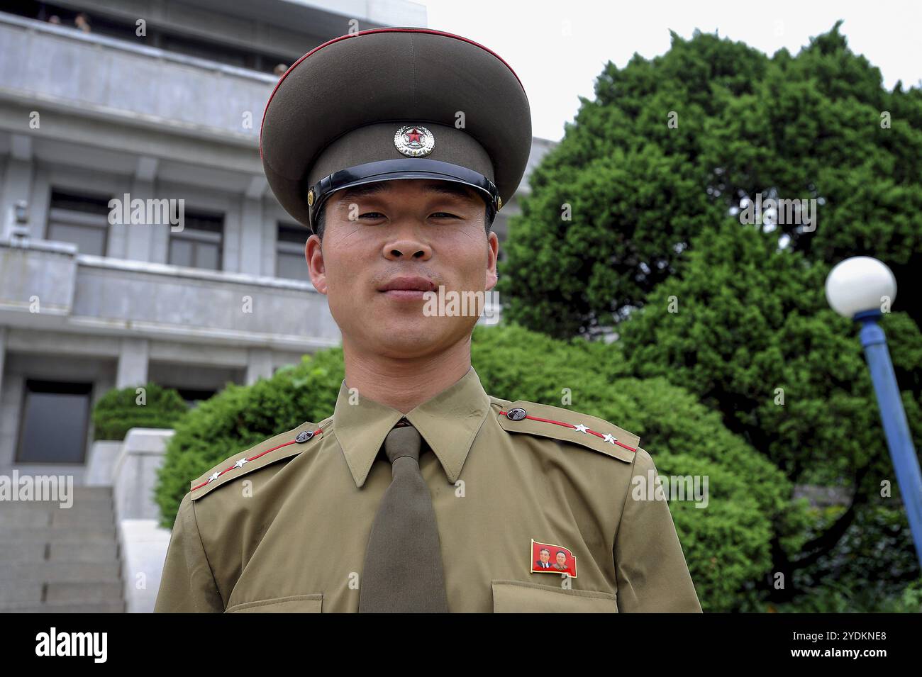 10.08.2012, Panmunjom, Corea del Nord, Asia, Ritratto di un ufficiale di guardia nordcoreano. La città di Panmunjom si trova nel mezzo della demilita larga 4 km Foto Stock