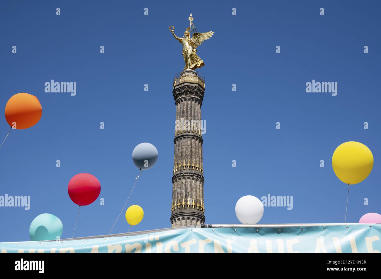 08.07.2023, Berlino, Germania, Europa, palloncini colorati davanti alla colonna della Vittoria al Grosser Stern di Tiergarten durante il Techno Parad del 2023 Foto Stock