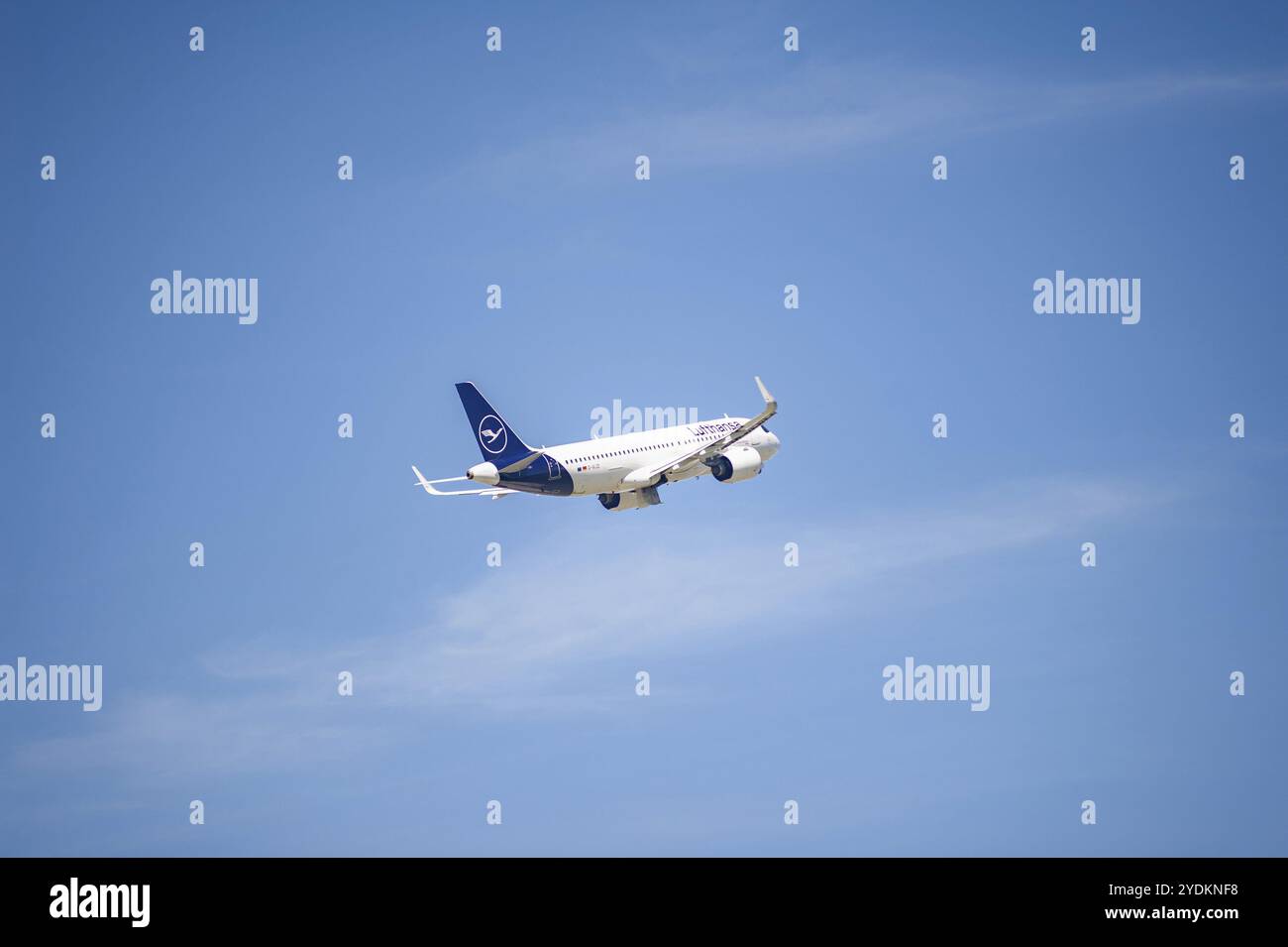 13/05/2024, Berlino, Germania, Europa, Un aeromobile passeggeri Lufthansa Airbus A320neo con registrazione D-AIJD in decollo da Berlin Brandenburg Air Foto Stock