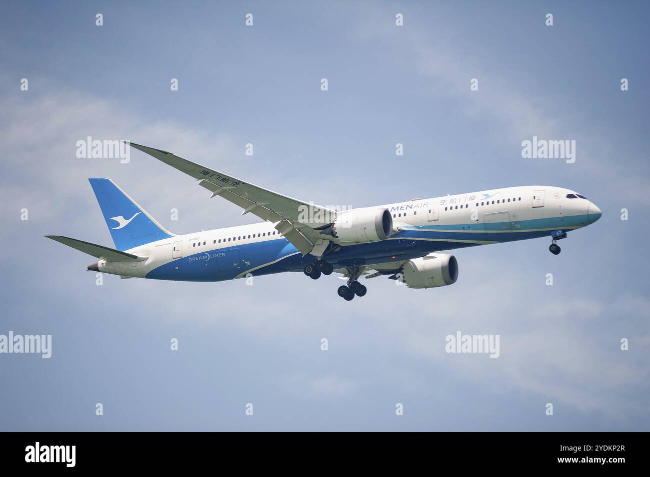 30.07.2023, Singapore, Repubblica di Singapore, Asia, Un aeromobile passeggeri della compagnia aerea cinese Xiamen Air del tipo Boeing 787-9 Dreamliner con Th Foto Stock