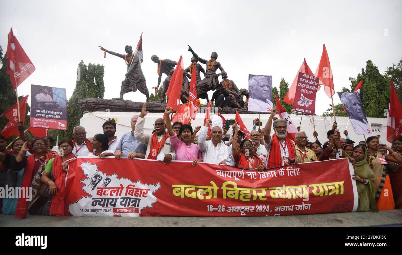 Patna, India. 26 ottobre 2024. Patna, Bihar, India -Oct .26, 2024:CPI-ML segretario generale Dipankar Bhattacharya con compagni di partito durante 'Badlo Bihar Nyay Yatra' a Shaheed Smarak il 26 2024 ottobre a Patna, India. (Foto di Santosh Kumar/Hindustan Times/Sipa USA ) credito: SIPA USA/Alamy Live News Foto Stock