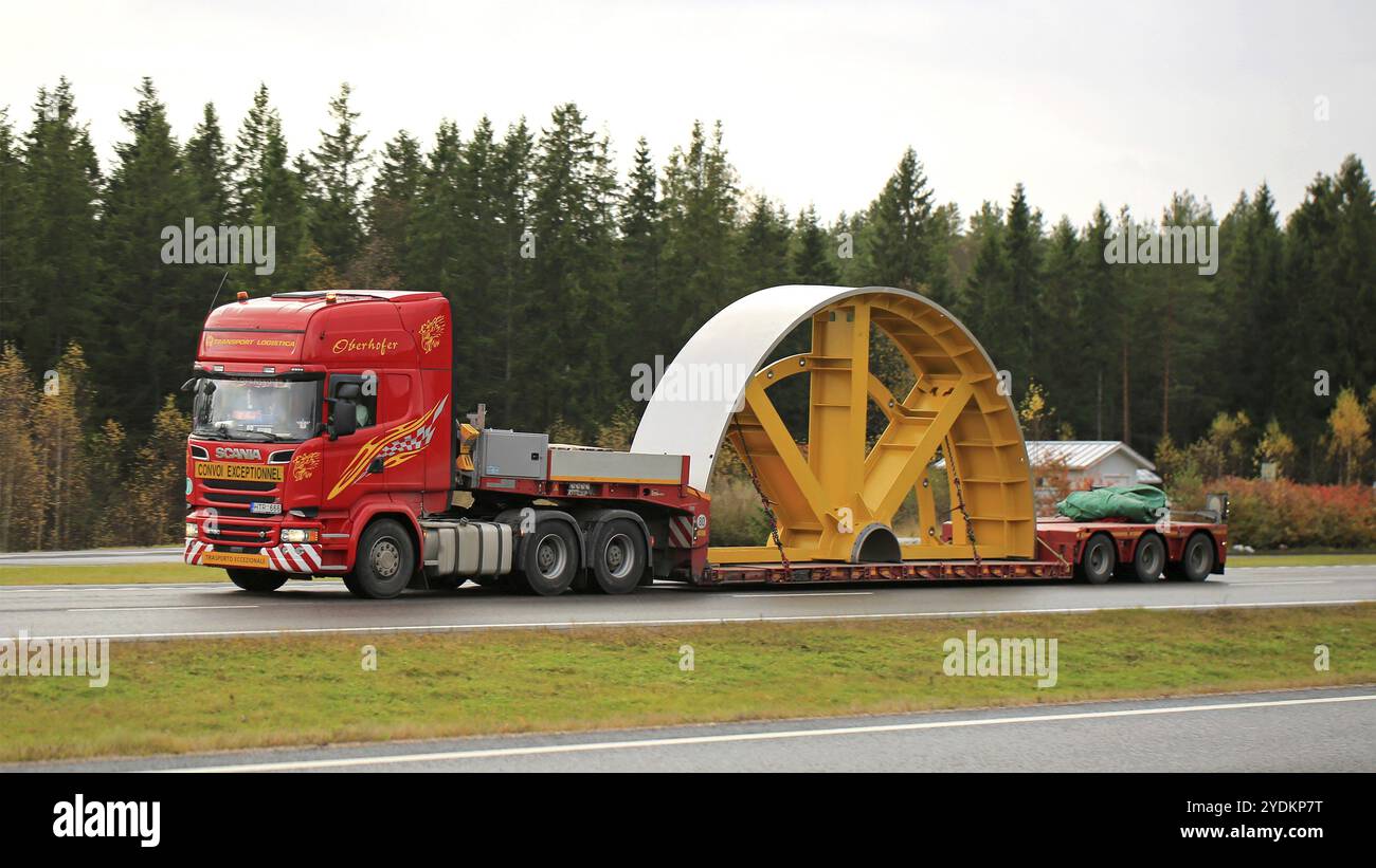 PAIMIO, FINLANDIA, 23 OTTOBRE 2015: Il carrello Scania R730 trasporta oggetti industriali sotto forma di carico eccezionale. È necessario un permesso di trasporto anomalo, se presente Foto Stock