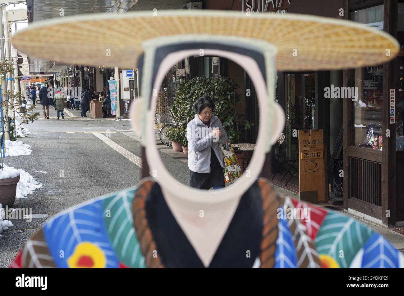 29.12.2017, Takayama, Gifu, Giappone, Asia, una tribuna dietro la quale potrai scattare una foto con abiti tradizionali giapponesi come souvenir personale Foto Stock