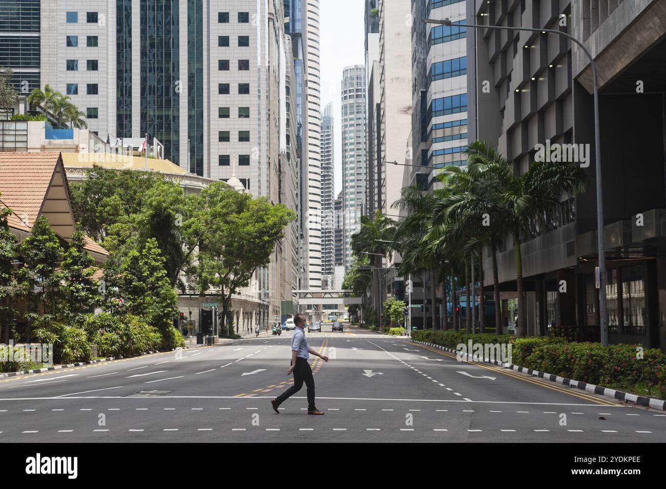 08.05.2020, Singapore, Repubblica di Singapore, Asia, Un uomo indossa una maschera facciale per proteggersi dall'infezione da coronavirus pandemico (Covid-19) Foto Stock