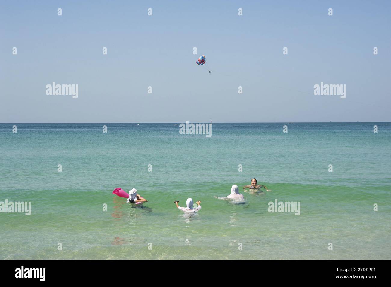16.11.2019, Phuket, Thailandia, Asia, turisti che nuotano nel mare a Karon Beach, una destinazione popolare per i turisti russi, Asia Foto Stock