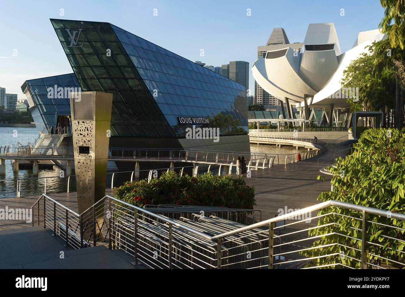 06.05.2019, Singapore, Repubblica di Singapore, Asia, negozio di lusso Louis Vuitton Island Maison al Marina Bay Sands. L'ArtScience Museum è nel backg Foto Stock