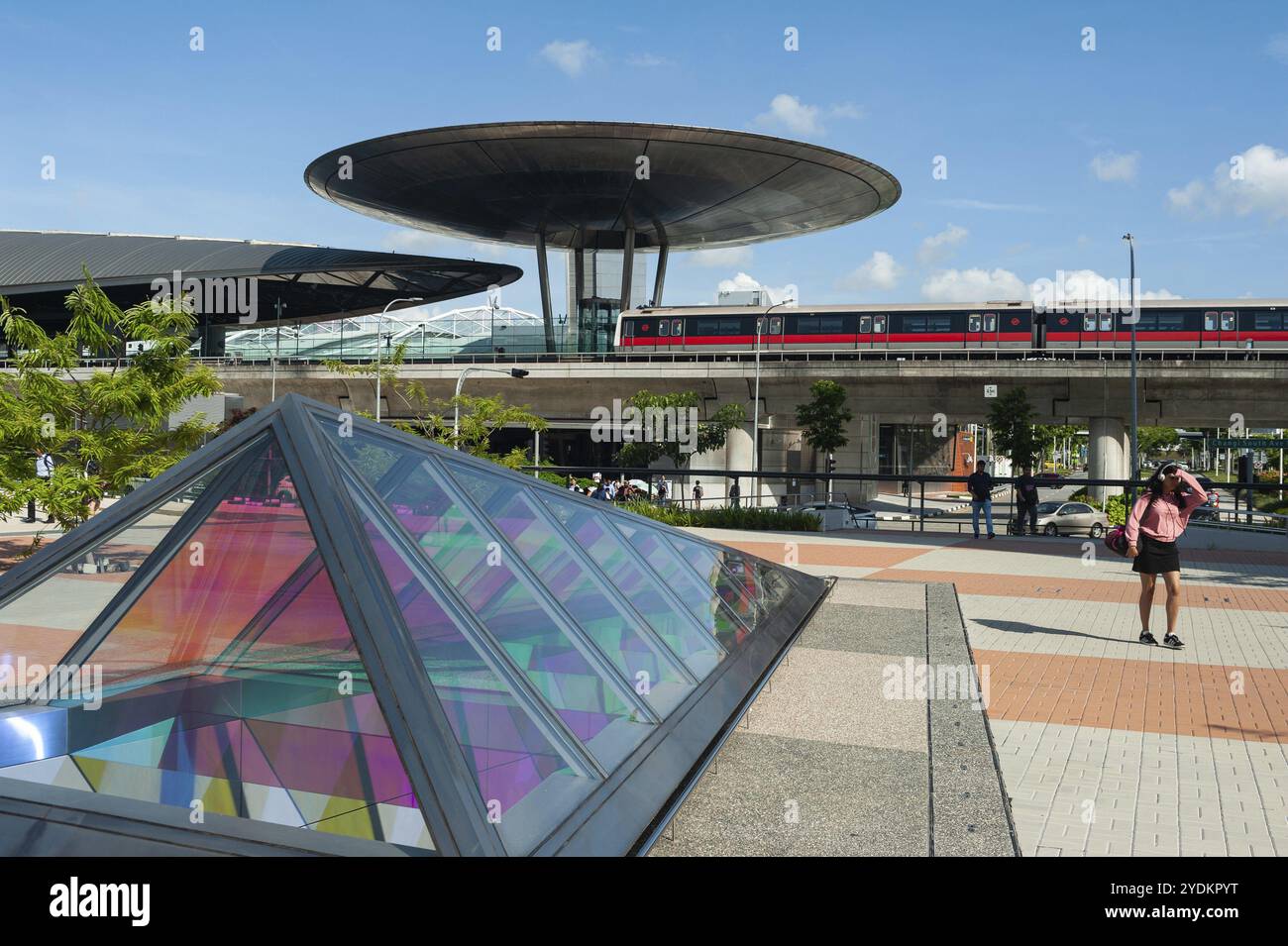 24.05.2019, Singapore, Repubblica di Singapore, Asia, vista esterna della stazione della metropolitana leggera Expo MRT presso il Changi Business Park. La stazione è stata progettata Foto Stock