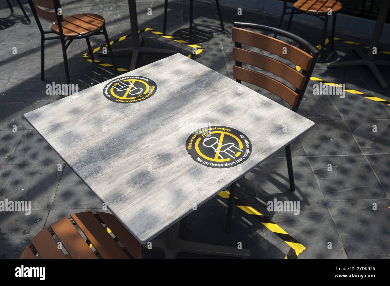 02.04.2020, Singapore, Repubblica di Singapore, Asia, sono state introdotte misure di distanziamento sicuro nella vita pubblica per limitare la diffusione del coronaviru Foto Stock