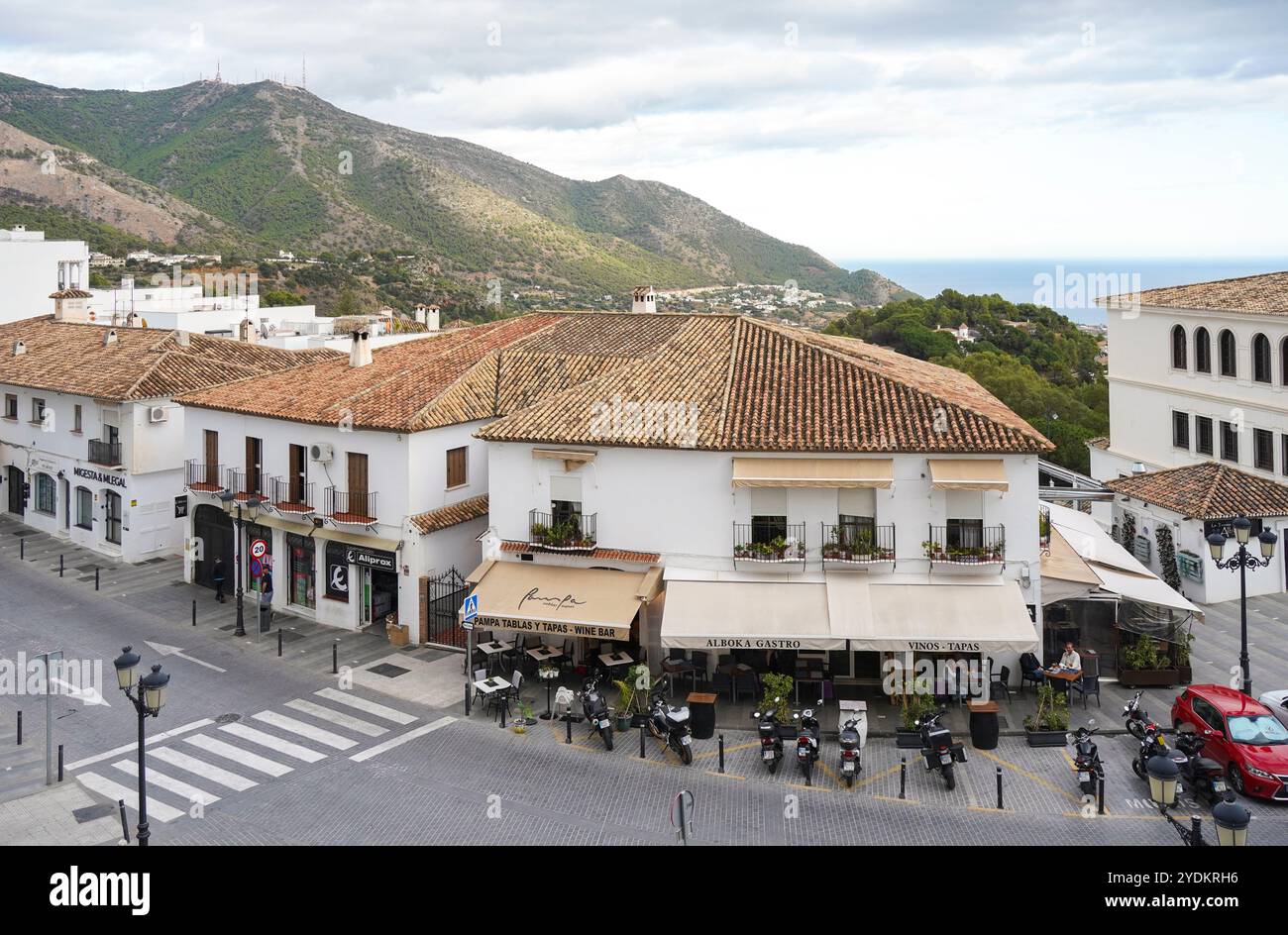 Mijas Spagna. Vista del centro del villaggio spagnolo di Mijas, con il mare alle spalle, la Spagna meridionale, l'Andalusia. Foto Stock