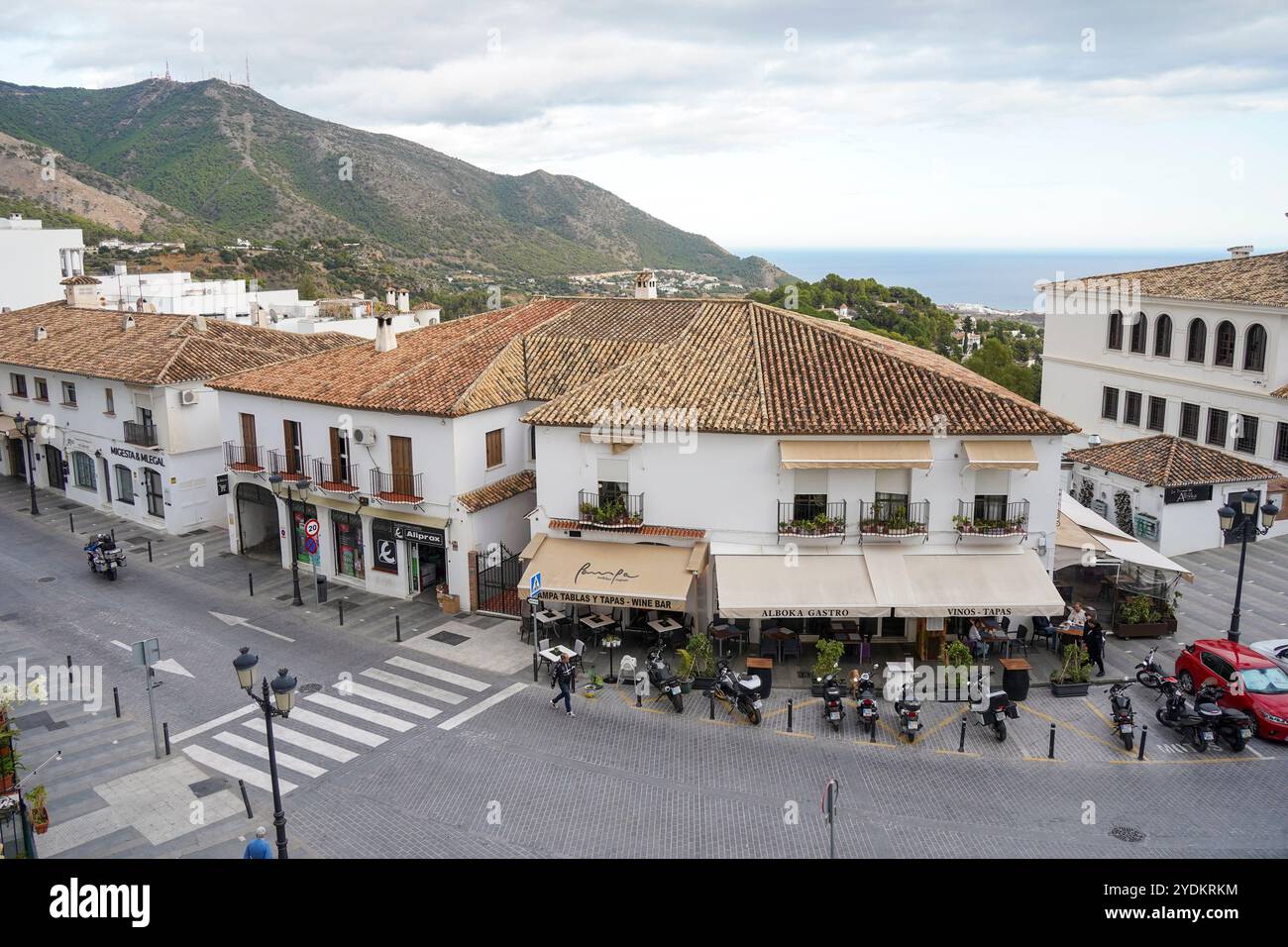 Mijas Spagna. Vista del centro del villaggio spagnolo di Mijas, con il mare alle spalle, la Spagna meridionale, l'Andalusia. Foto Stock
