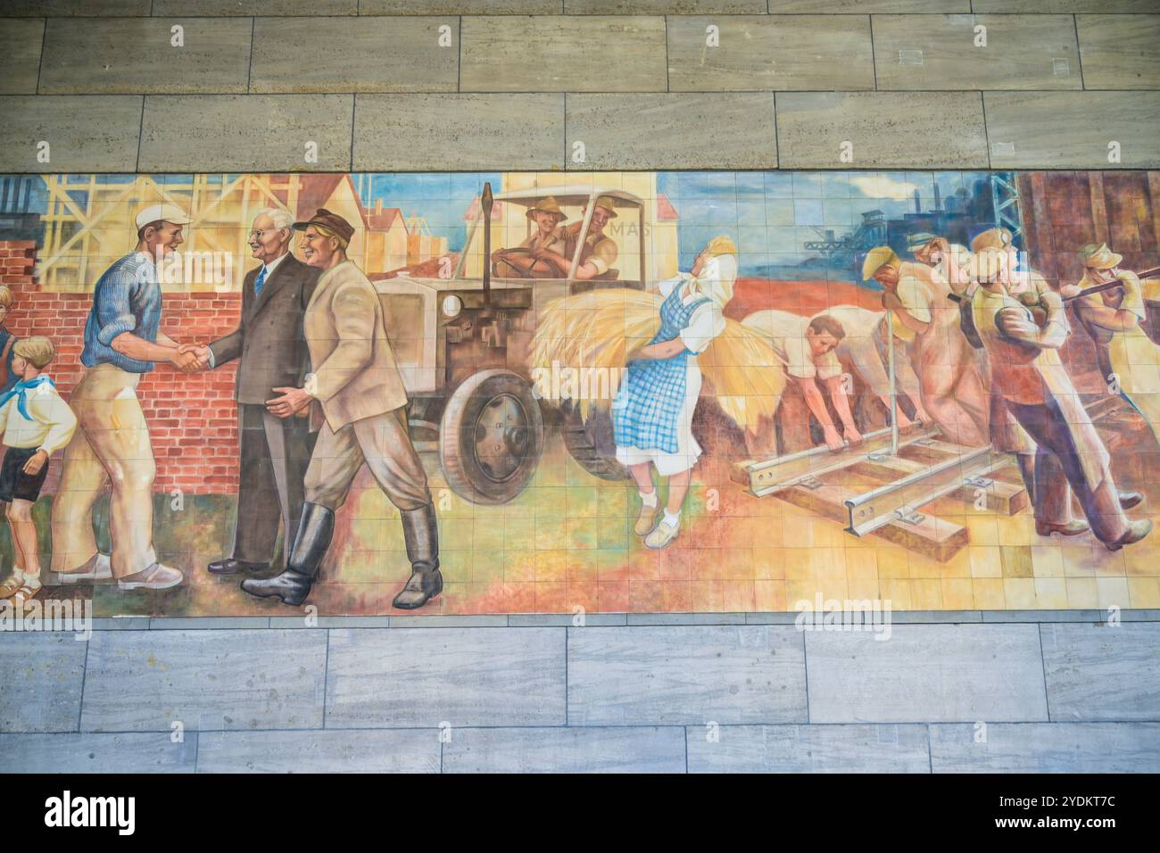 Max-Lingner-Wandbild am Detlev-Rohwedder-Haus, Aufbau der Republik, Fliesen, Meißner Porzellan, DDR-Kunst, Bundesfinanzministerium, Wilhelmstraße, MIT Foto Stock