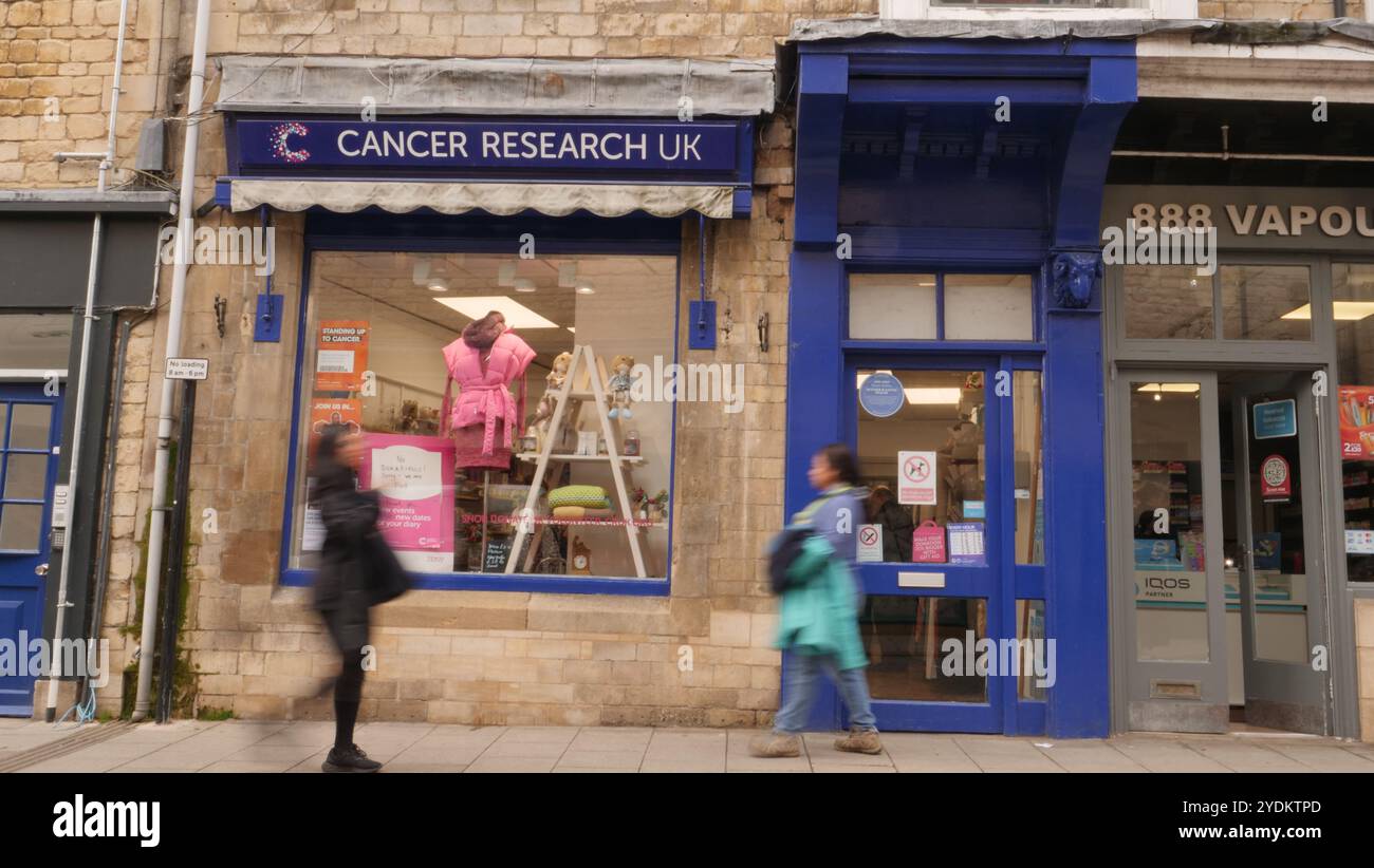 Stamford, Lincolnshire, Regno Unito. 26 ottobre 2024. Cancer Research UK, negozio di beneficenza nell'elegante cittadina georgiana di Stamford, Lincolnshire. Foto Stock