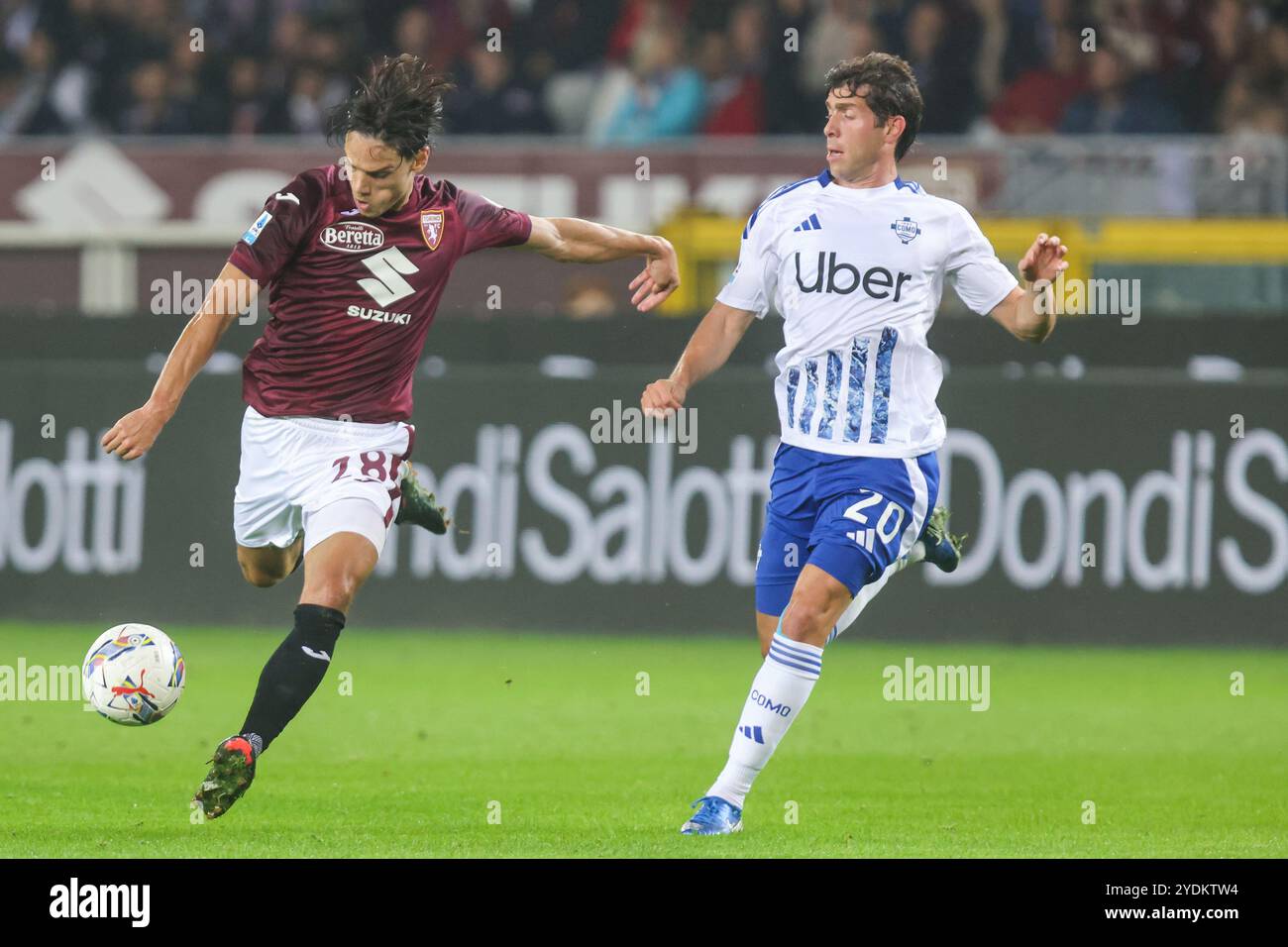 Samuele Ricci del Torino FC e Sergi Roberto del Como 1907 in azione durante la partita di calcio di serie A Enilive 2024/2025 tra Torino e Como al st Foto Stock