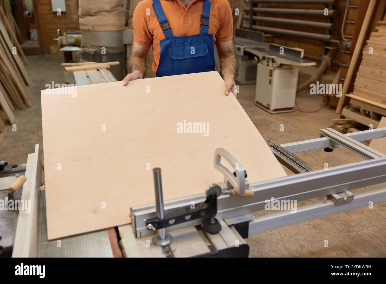 Prodotto di un artigiano che taglia legname su pezzi che lavorano su una piattaforma di taglio circolare Foto Stock