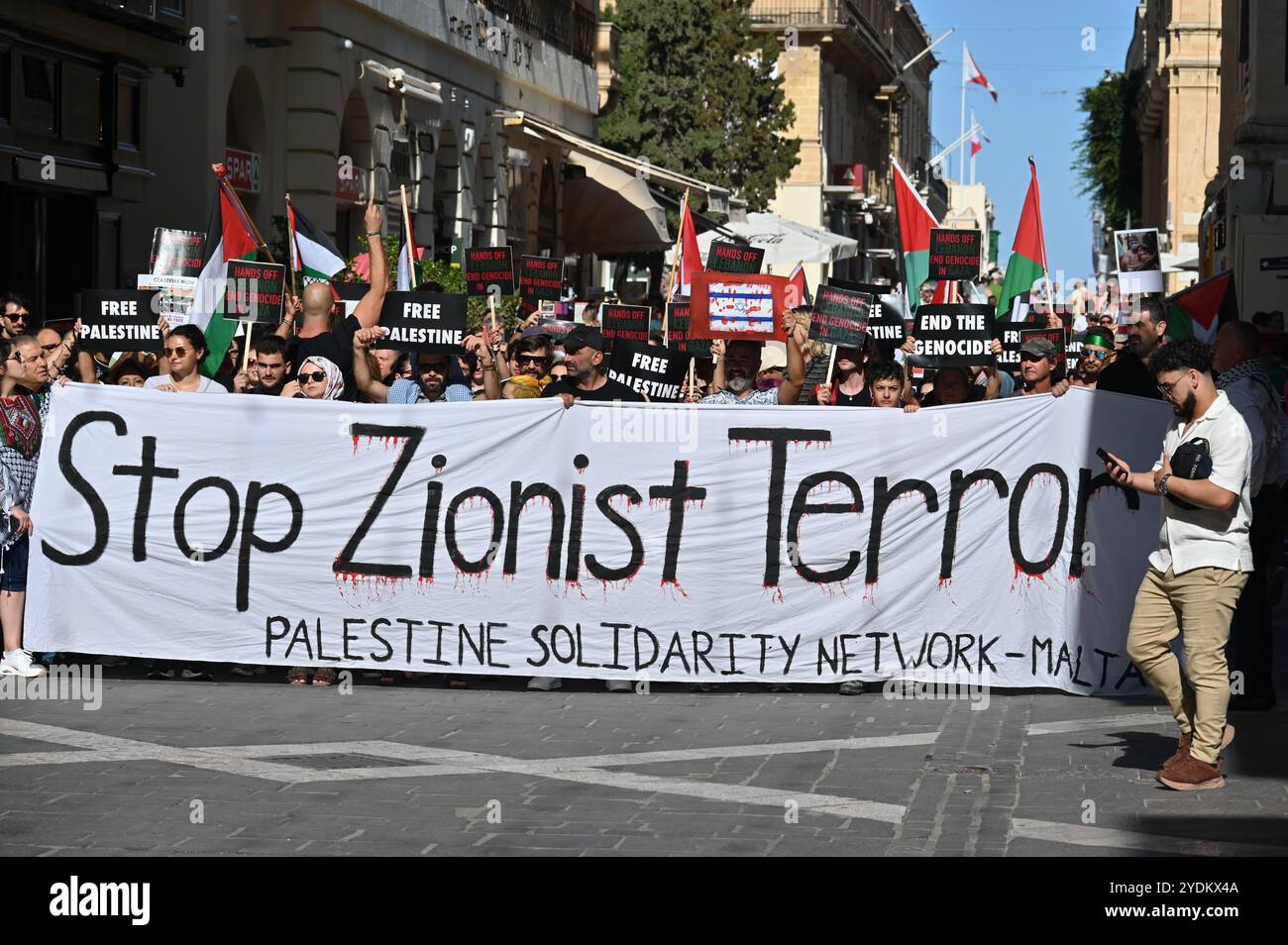 La Valletta, Malta - 6 ottobre 2024: Manifestazione contro le azioni dell'esercito israeliano, bandiera con l'iscrizione: Fermare il terrore sionista Foto Stock