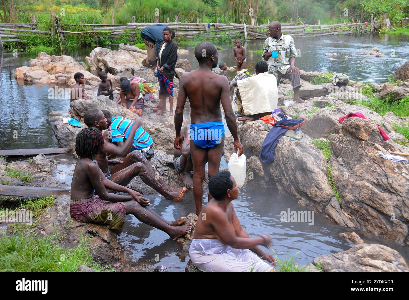 Persone che si bagnano in una sorgente termale conosciuta come Kitagata a Bushenyi in Uganda per curare le loro illnee, il Kitagata è tradizionalmente creduta di curare un certo numero di persone Foto Stock