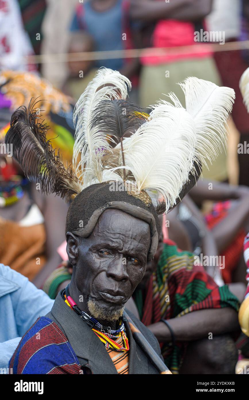 Un anziano di Karomojong con un tradizionale equipaggiamento da testa a Kotido, Karamoja in Uganda Foto Stock