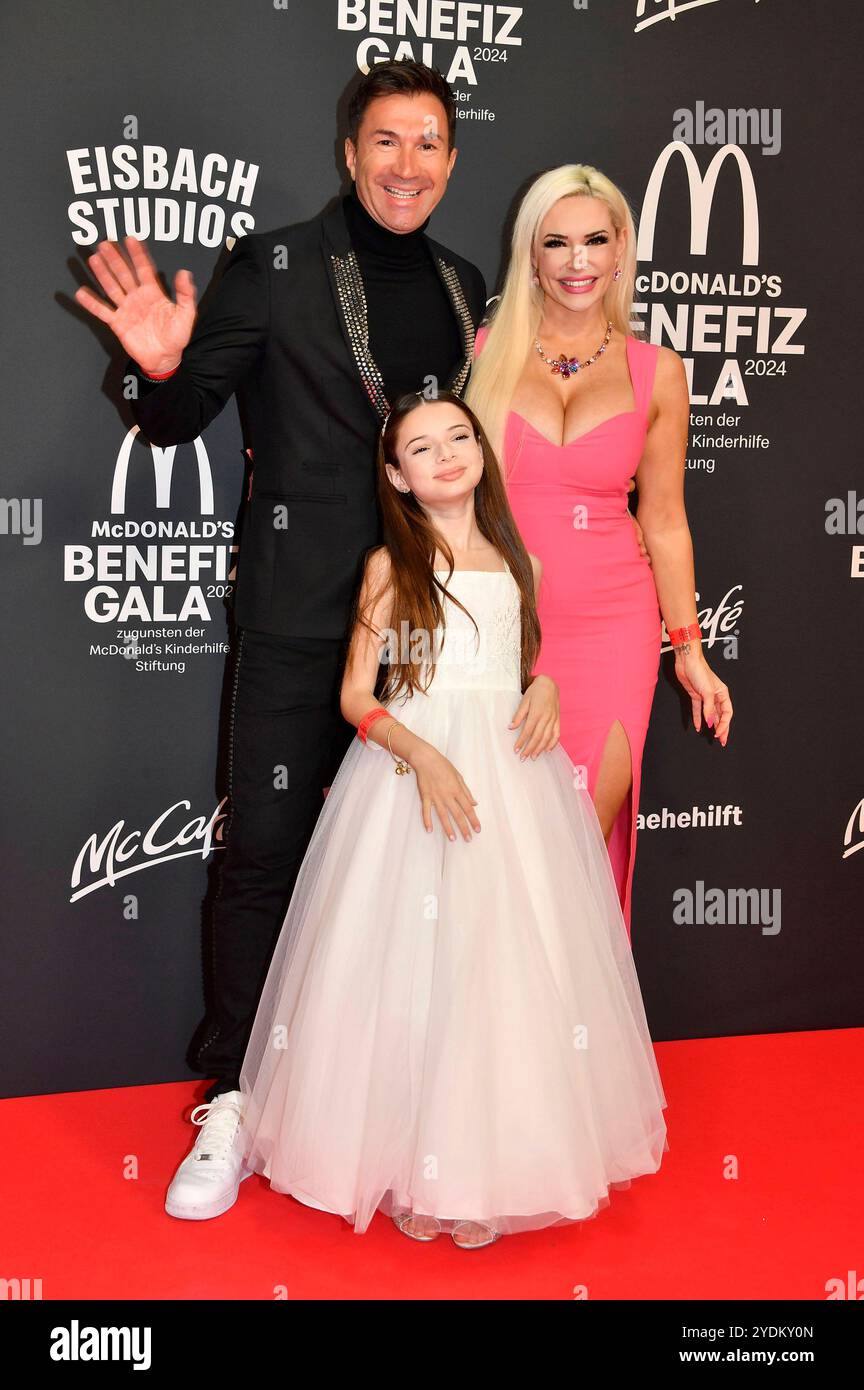 Lucas Cordalis, Sophia Cordalis e Daniela Katzenberger bei der 19. McDonald's Benefiz Gala zugunsten der McDonald's Kinderhilfe Stiftung nei den Eisbach Studios. München, 26.10.2024 *** Lucas Cordalis, Sophia Cordalis e Daniela Katzenberger al 19 McDonald's Benefit Gala for the McDonald's Childrens Aid Foundation presso gli Eisbach Studios di Monaco, 26 10 2024 foto:XB.xInsingerx/xFuturexImagex mcdonalds_4077 Foto Stock