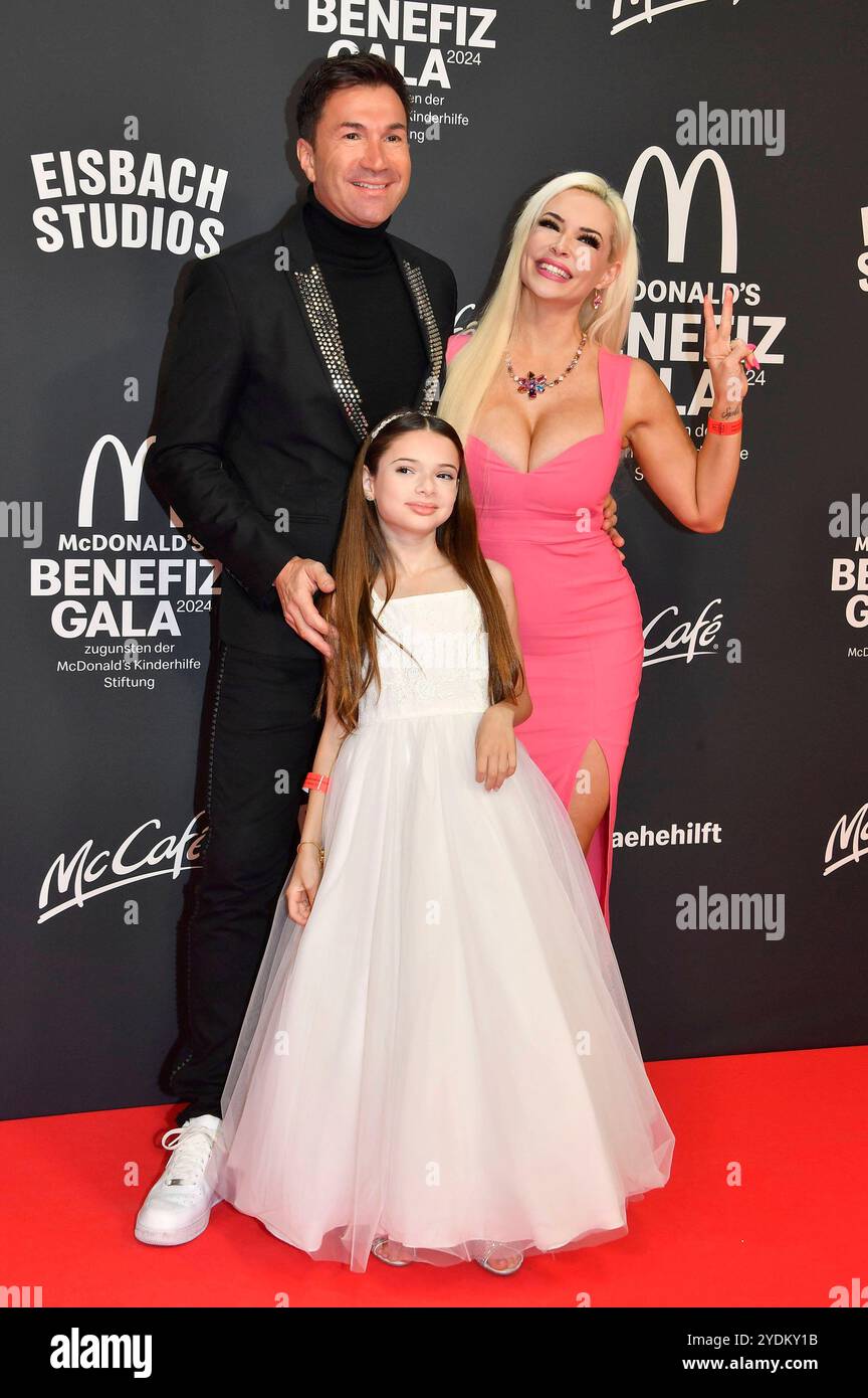 Lucas Cordalis, Sophia Cordalis e Daniela Katzenberger bei der 19. McDonald's Benefiz Gala zugunsten der McDonald's Kinderhilfe Stiftung nei den Eisbach Studios. München, 26.10.2024 *** Lucas Cordalis, Sophia Cordalis e Daniela Katzenberger al 19 McDonald's Benefit Gala for the McDonald's Childrens Aid Foundation presso gli Eisbach Studios di Monaco, 26 10 2024 foto:XB.xInsingerx/xFuturexImagex mcdonalds_4078 Foto Stock